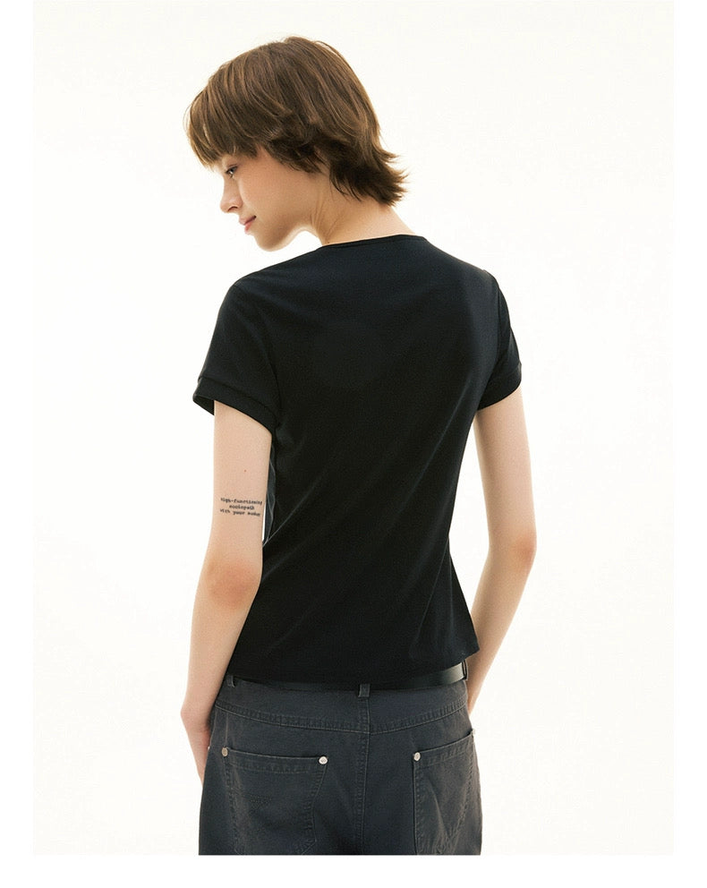 BASIC V-NECK TEE