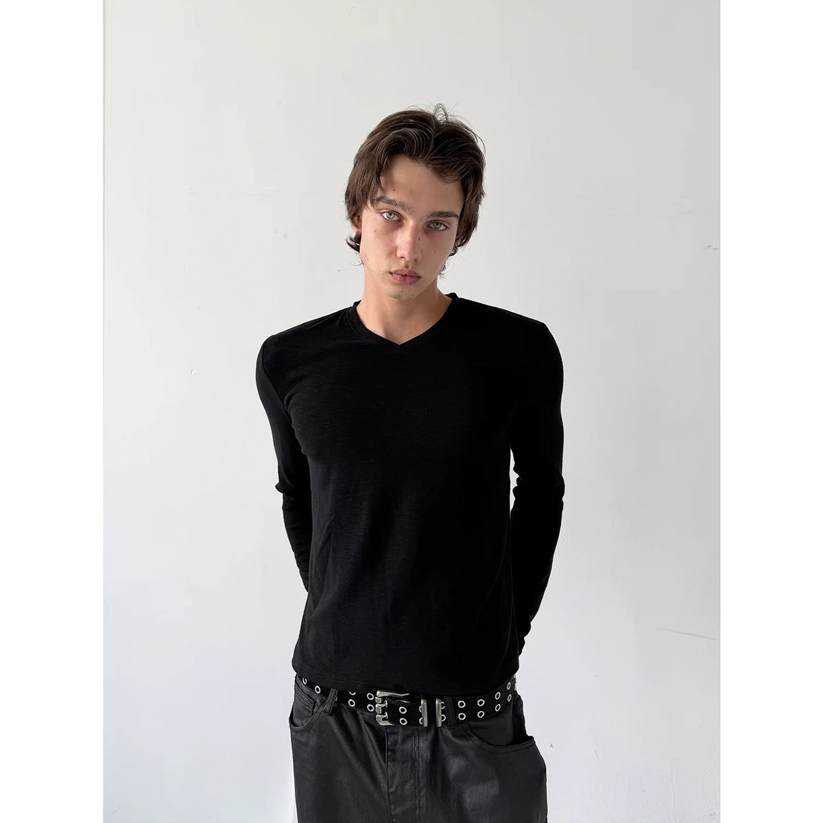 V-NECK SLIM-FIT CROPPED TOP