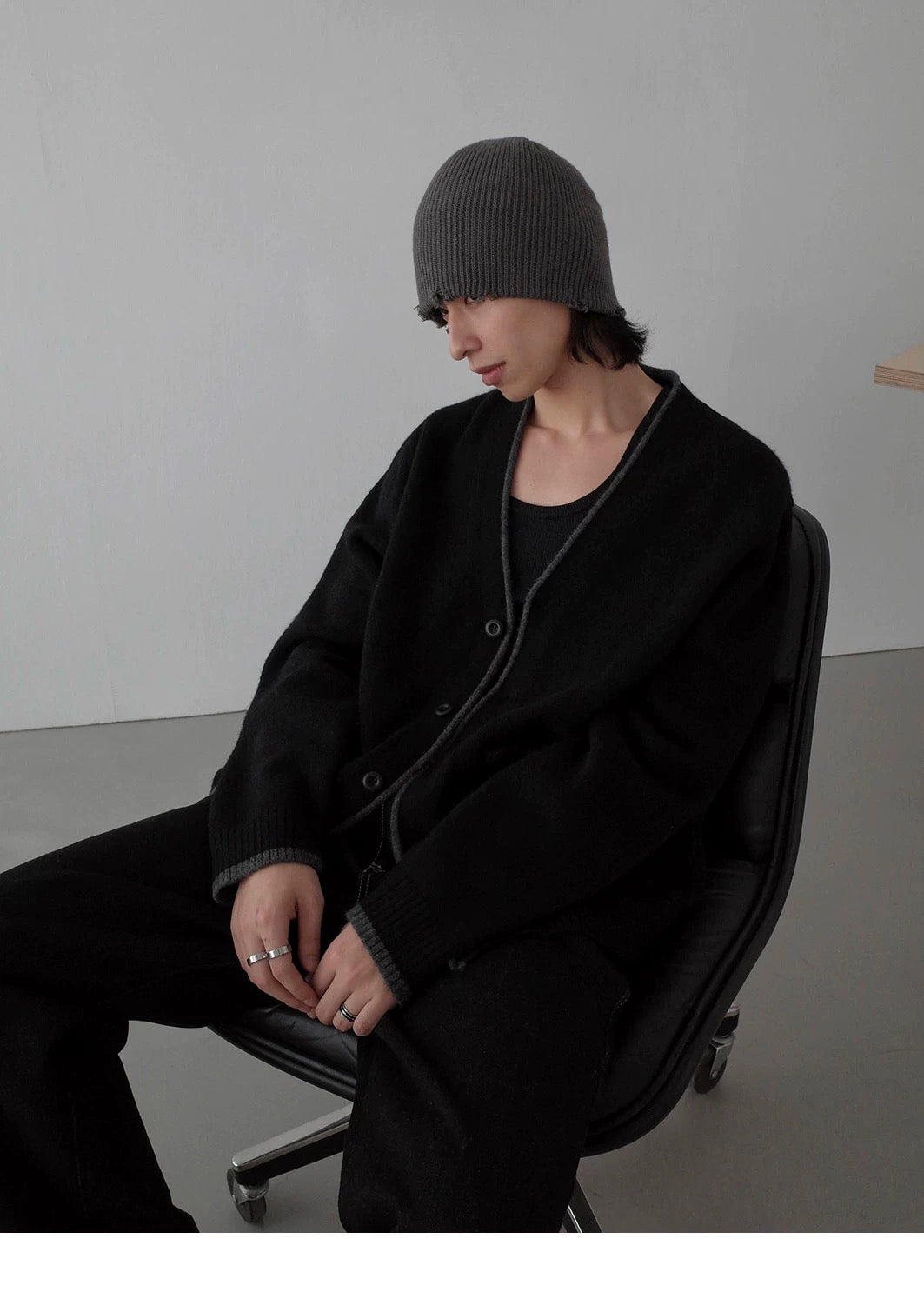V-NECK KNITTED CARDIGAN