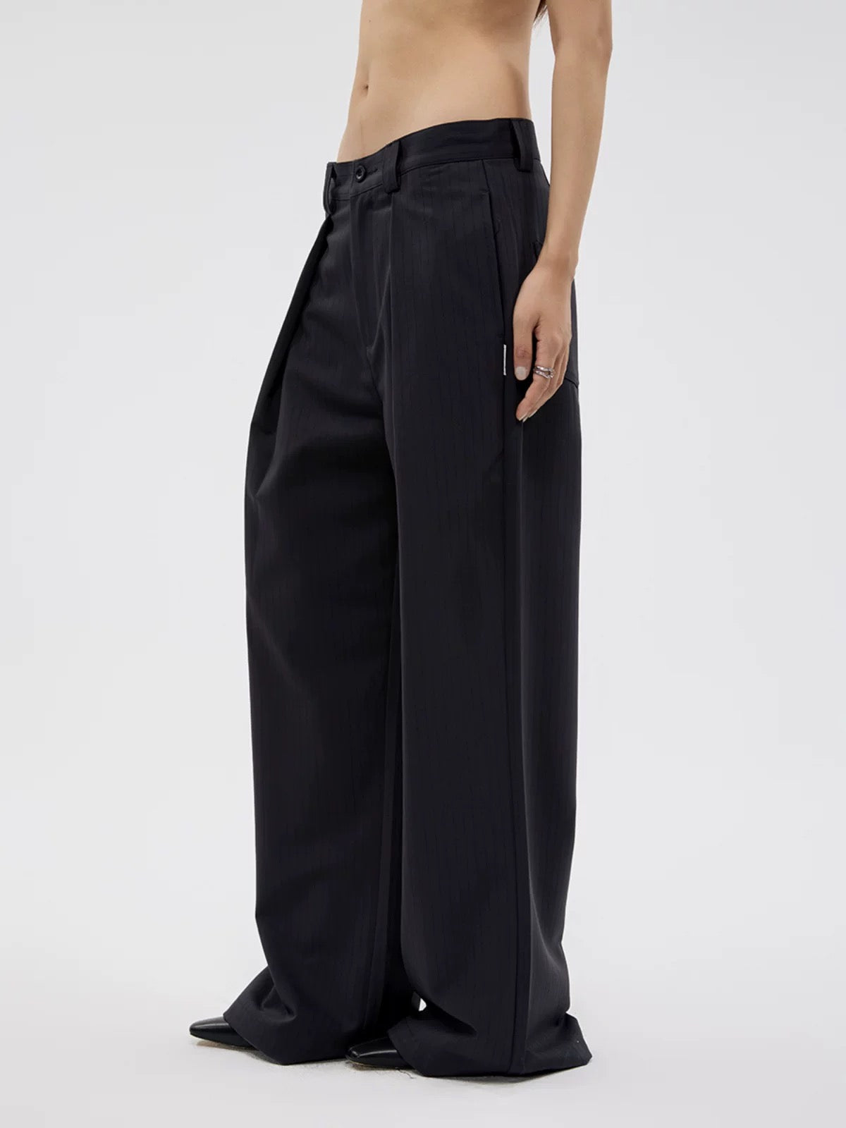BLACK PLEATED SLACKS