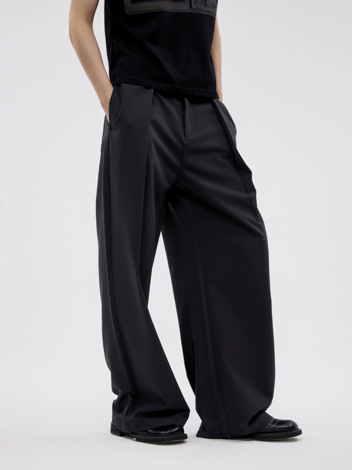 BLACK PLEATED SLACKS
