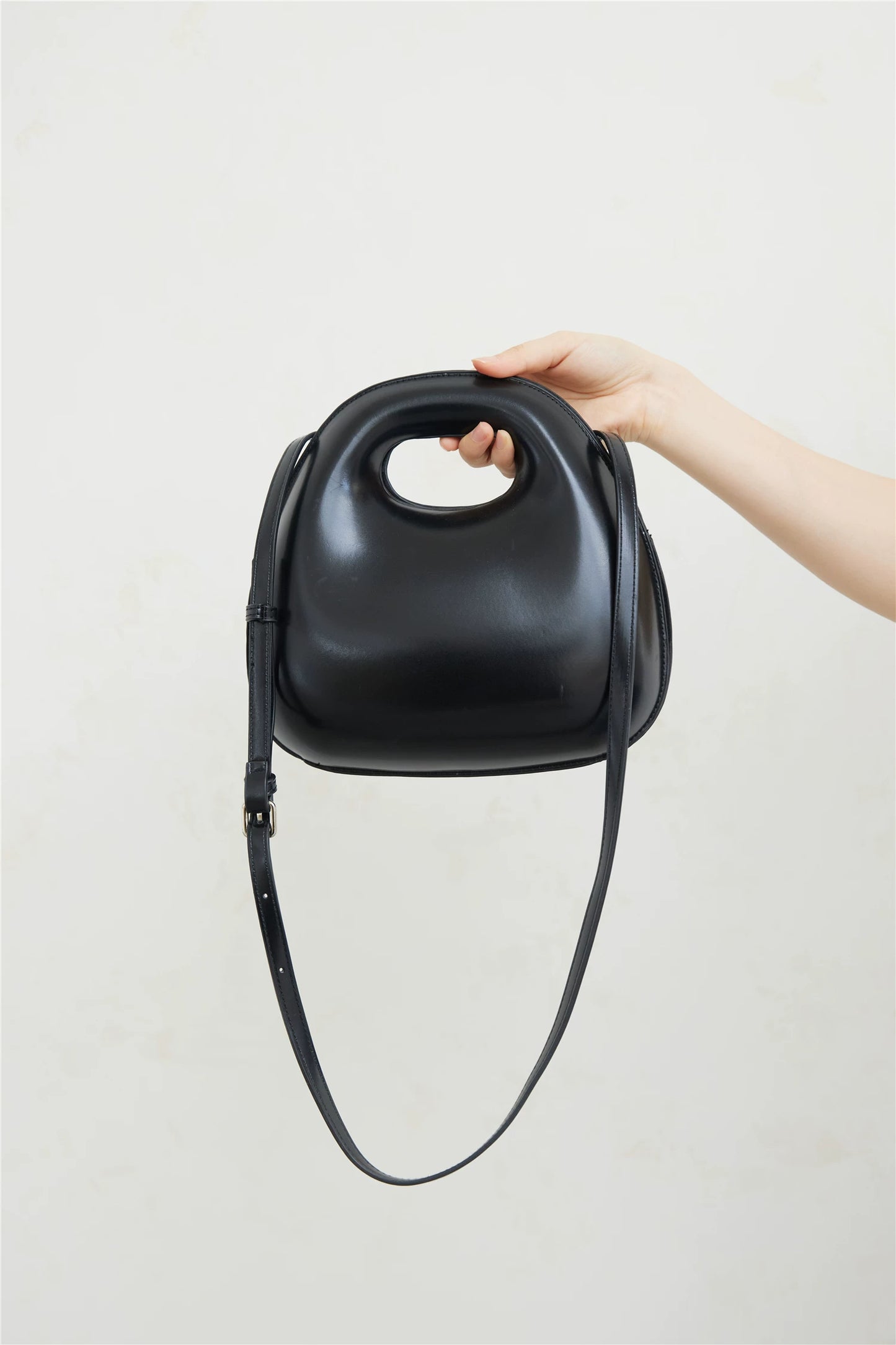 3D EGG-SHAPED CROSSBODY BAG