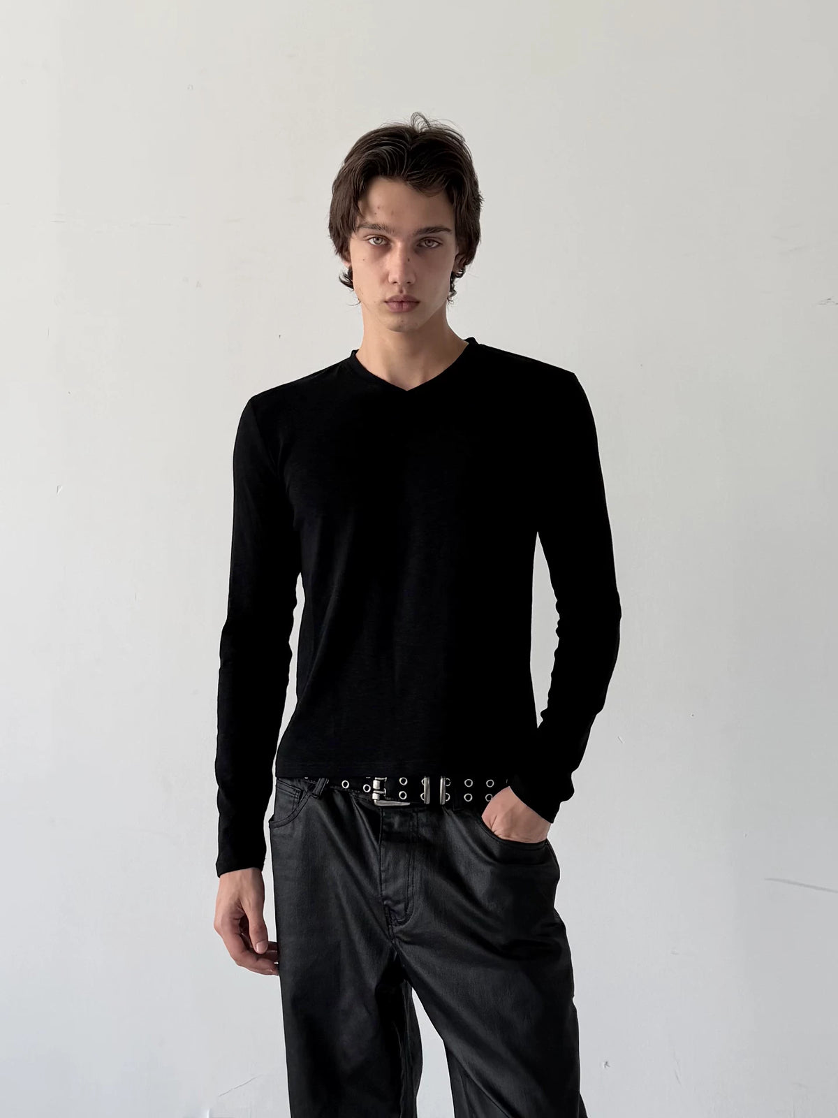 V-NECK SLIM-FIT CROPPED TOP