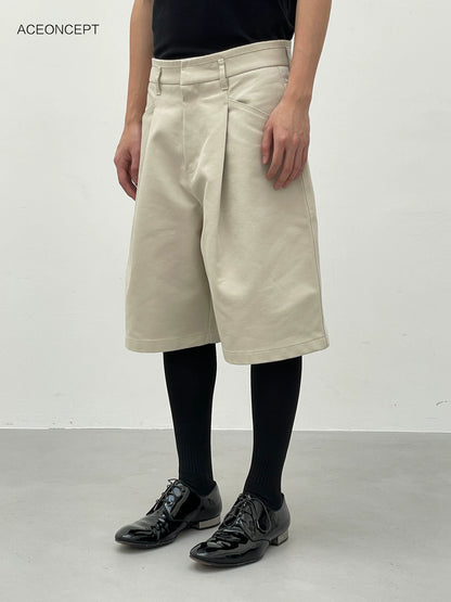 CROPPED KHAKI PLEATED SHORTS
