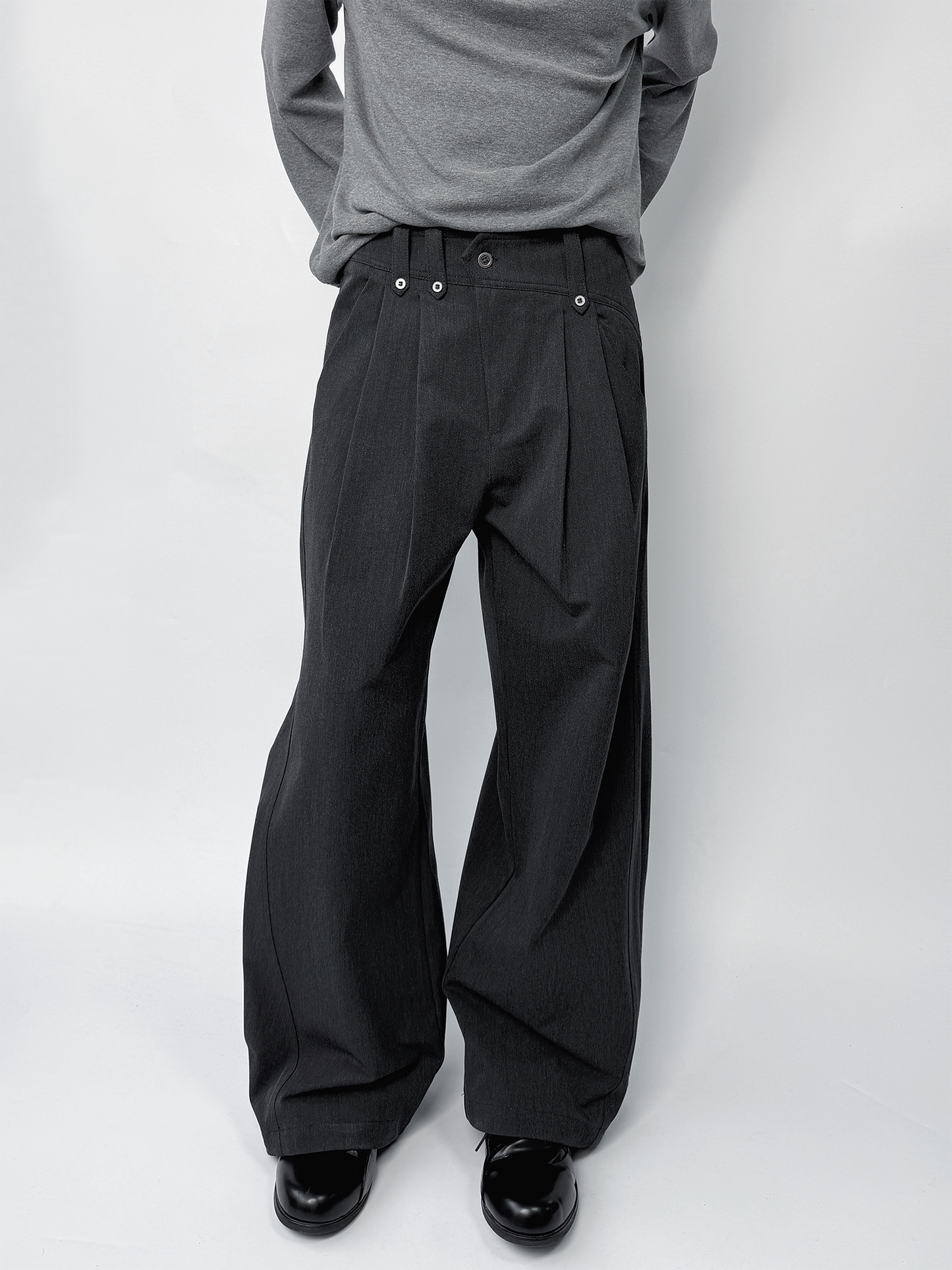 HIGH COLOR FASTNESS PLEATED TROUSERS