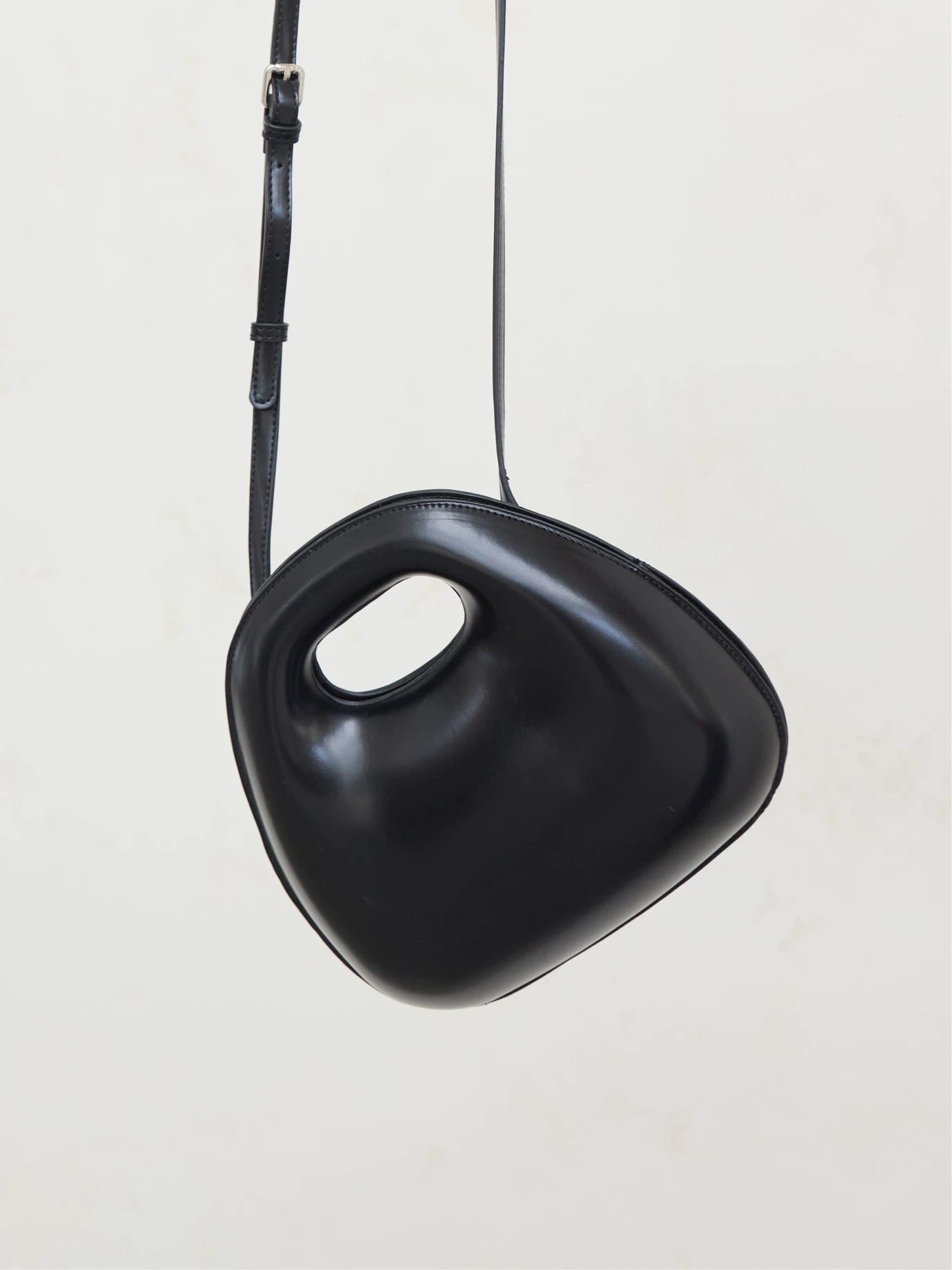 3D EGG-SHAPED CROSSBODY BAG