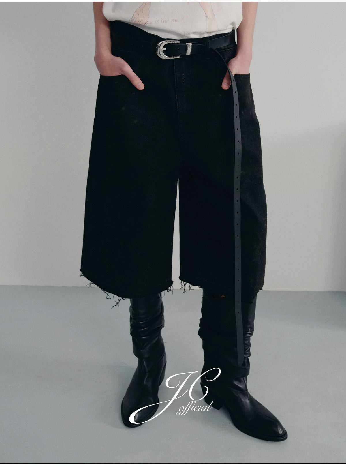 BLACK MUD-DYED DISTRESSED JEANS