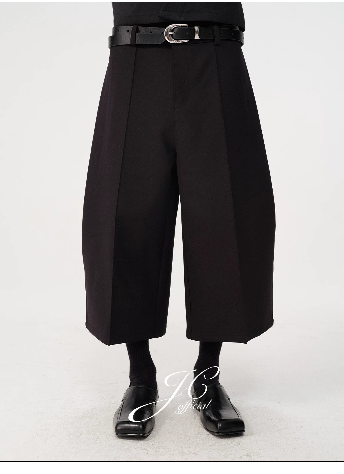 CURVED PLEATED PANTS