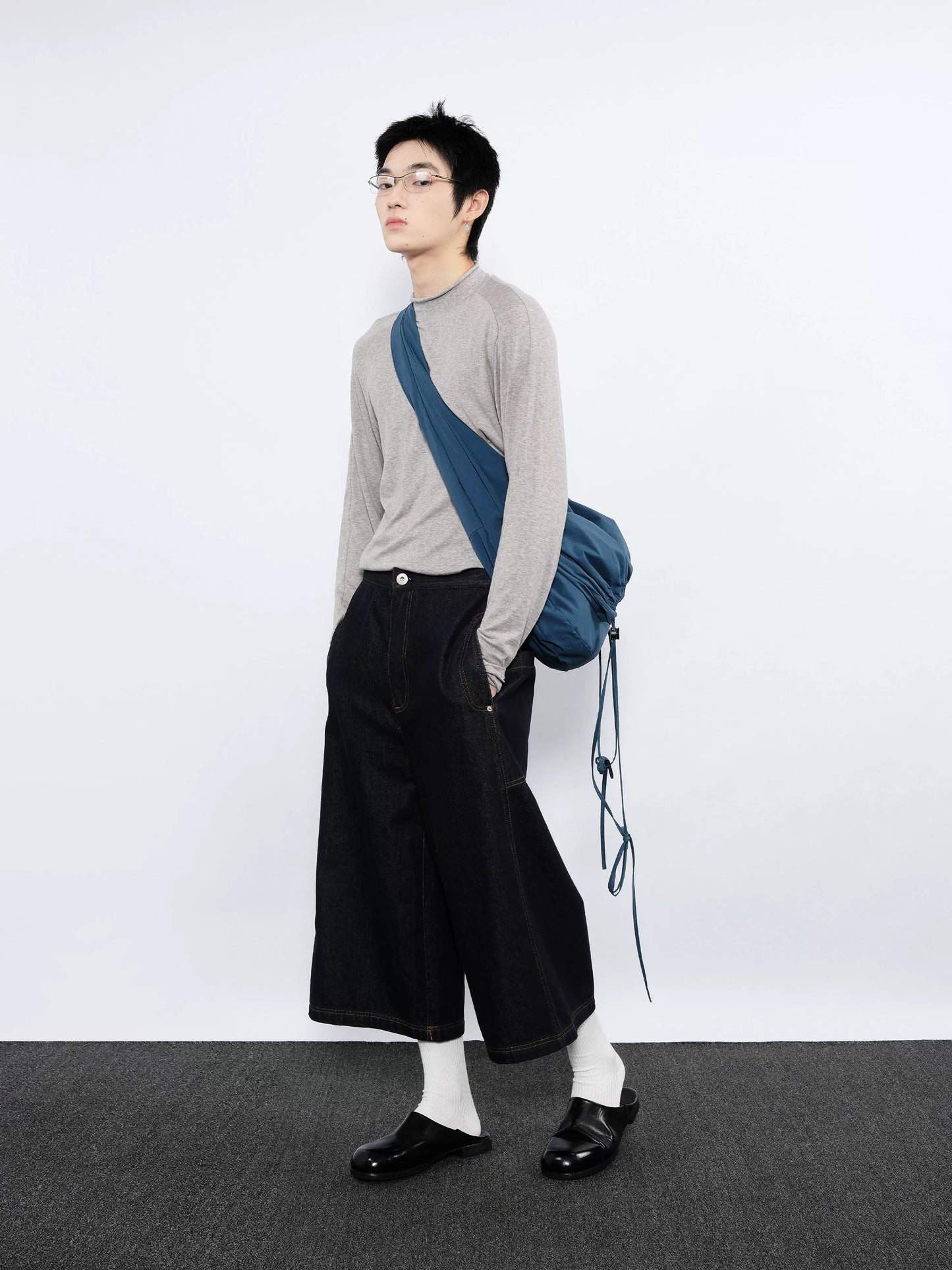 CROPPED JEANS WITH LARGE POCKETS