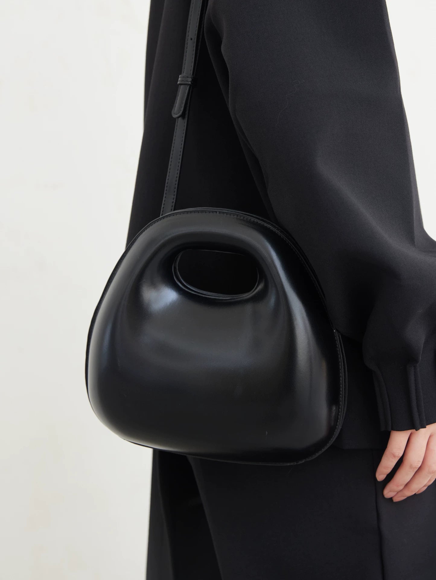 3D EGG-SHAPED CROSSBODY BAG