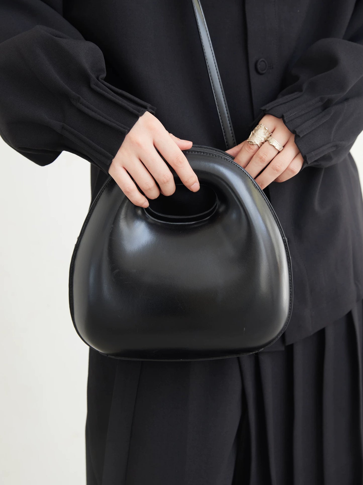 3D EGG-SHAPED CROSSBODY BAG