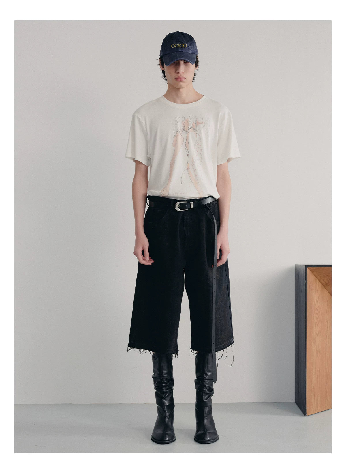 BLACK MUD-DYED DISTRESSED JEANS