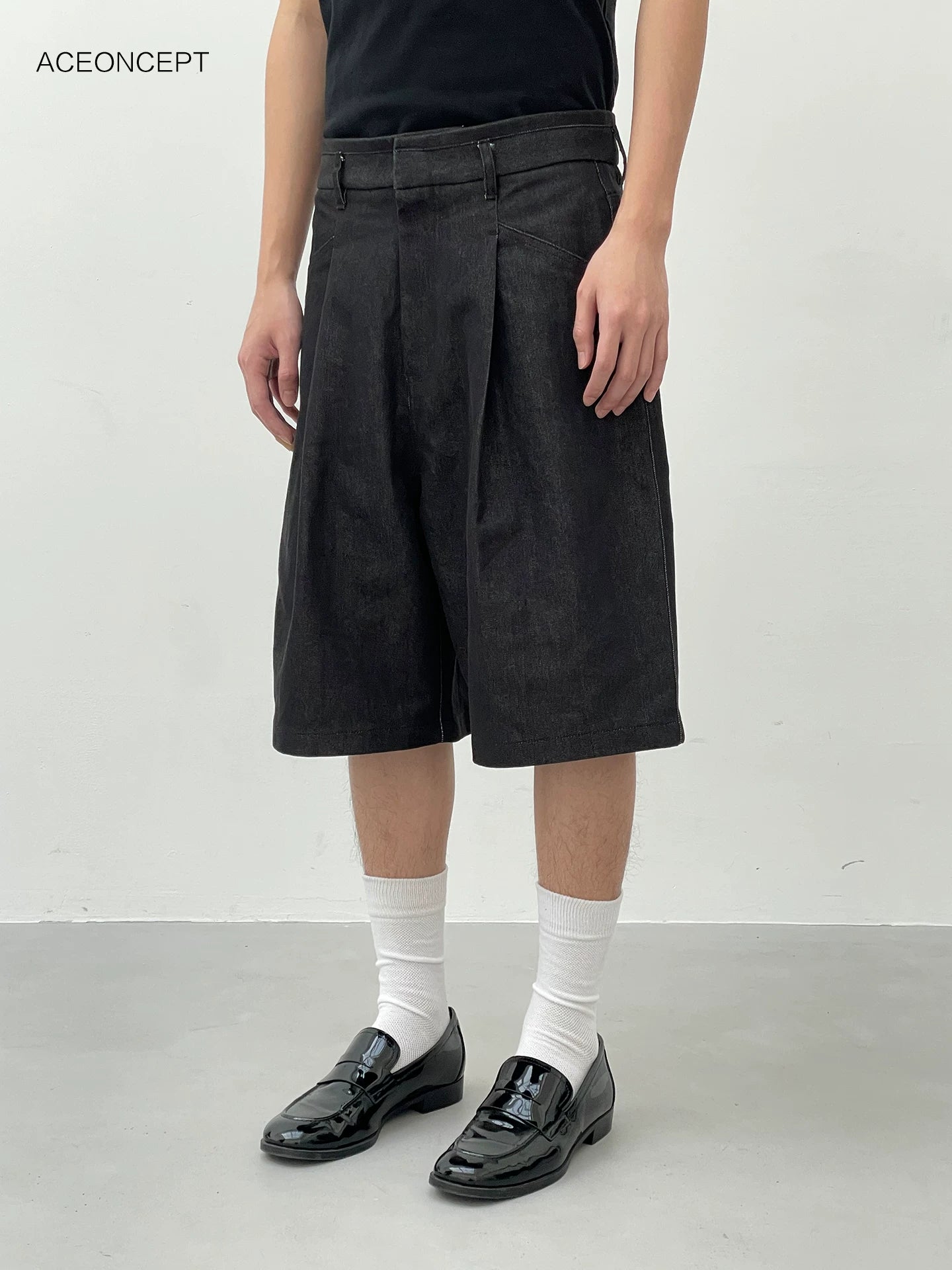 CROPPED KHAKI PLEATED SHORTS