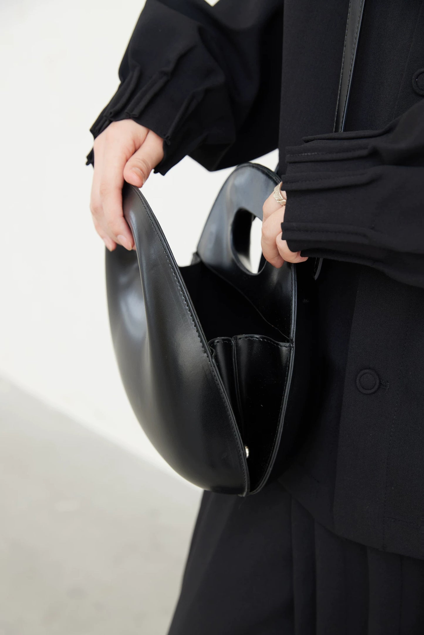 3D EGG-SHAPED CROSSBODY BAG