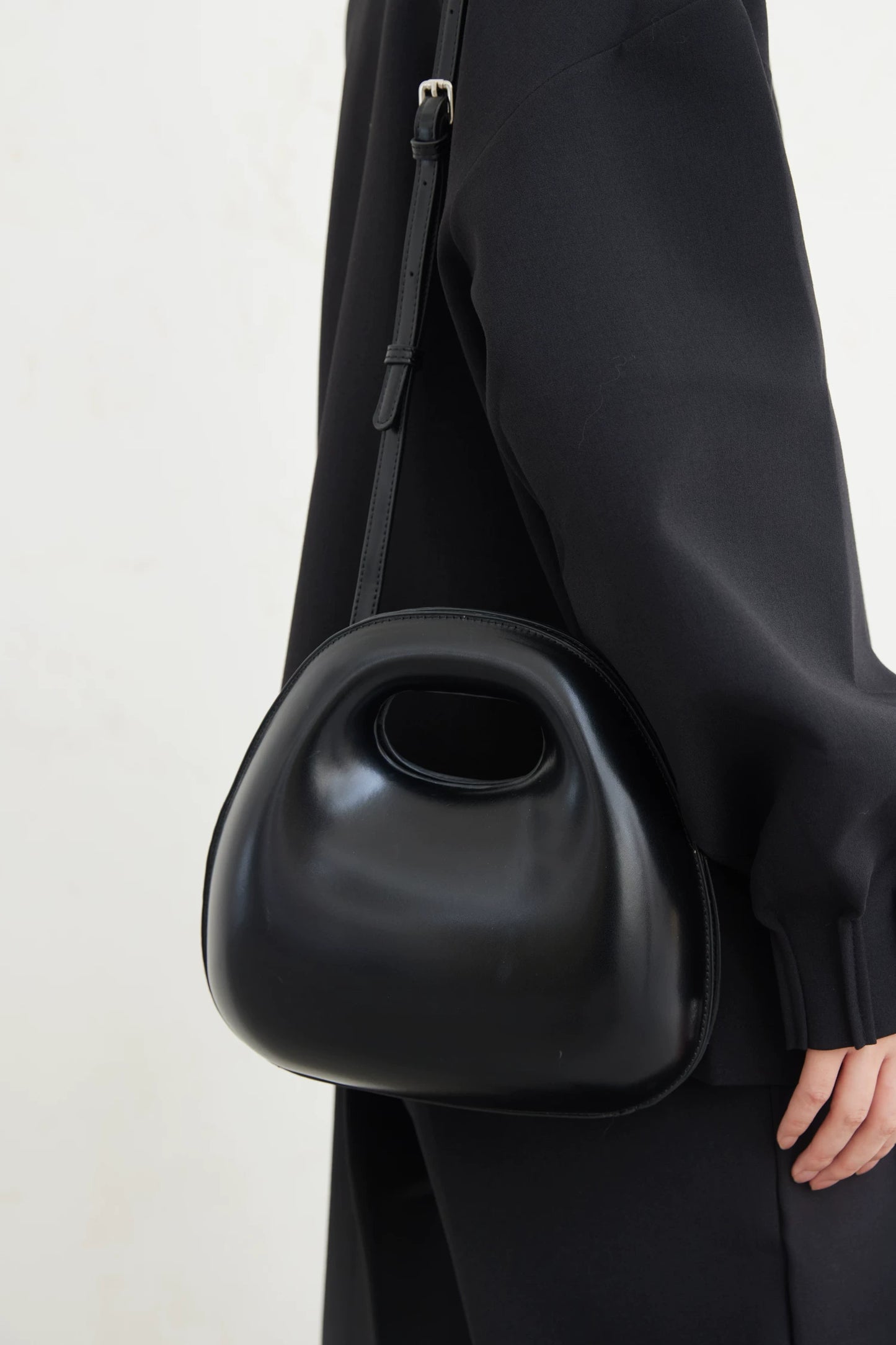 3D EGG-SHAPED CROSSBODY BAG