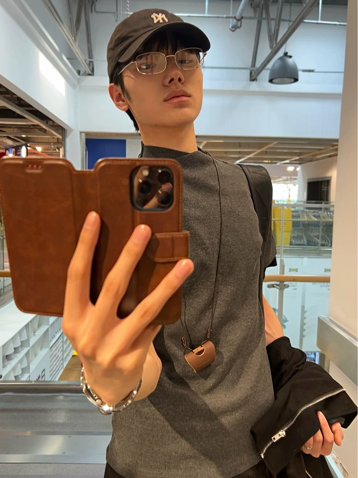 CHIC CROSSED TEE