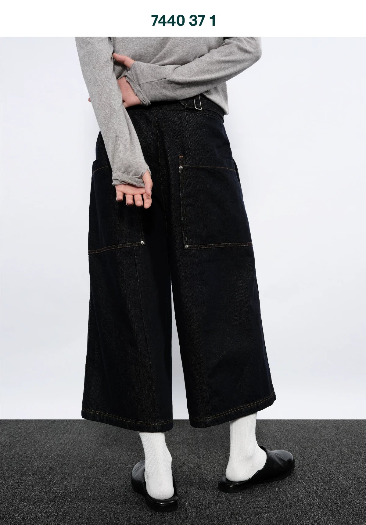 CROPPED JEANS WITH LARGE POCKETS