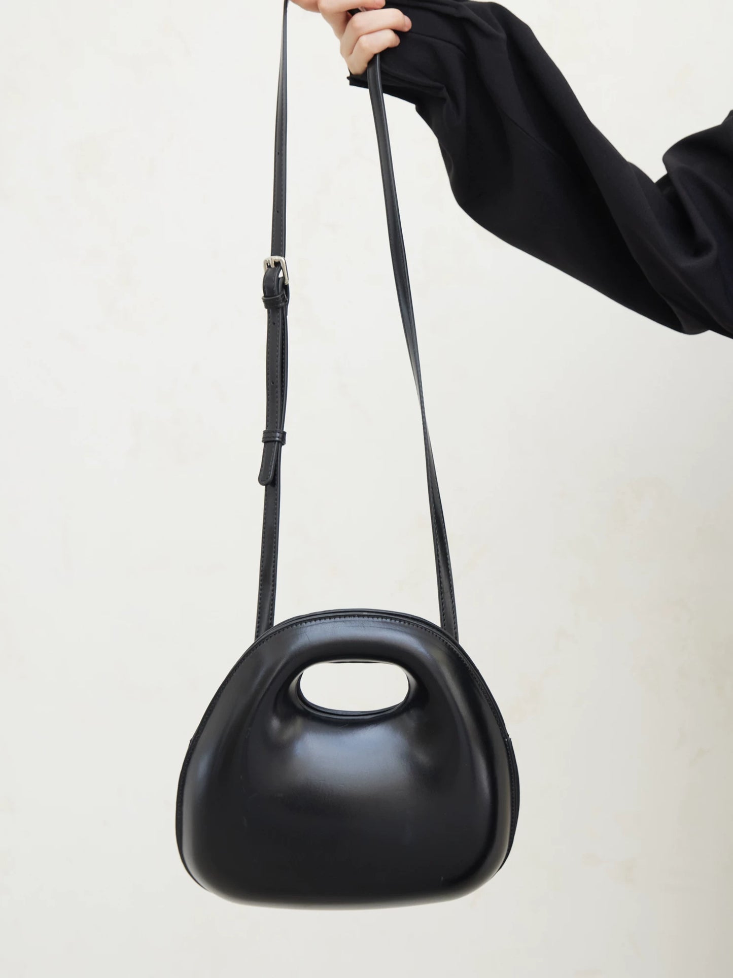 3D EGG-SHAPED CROSSBODY BAG
