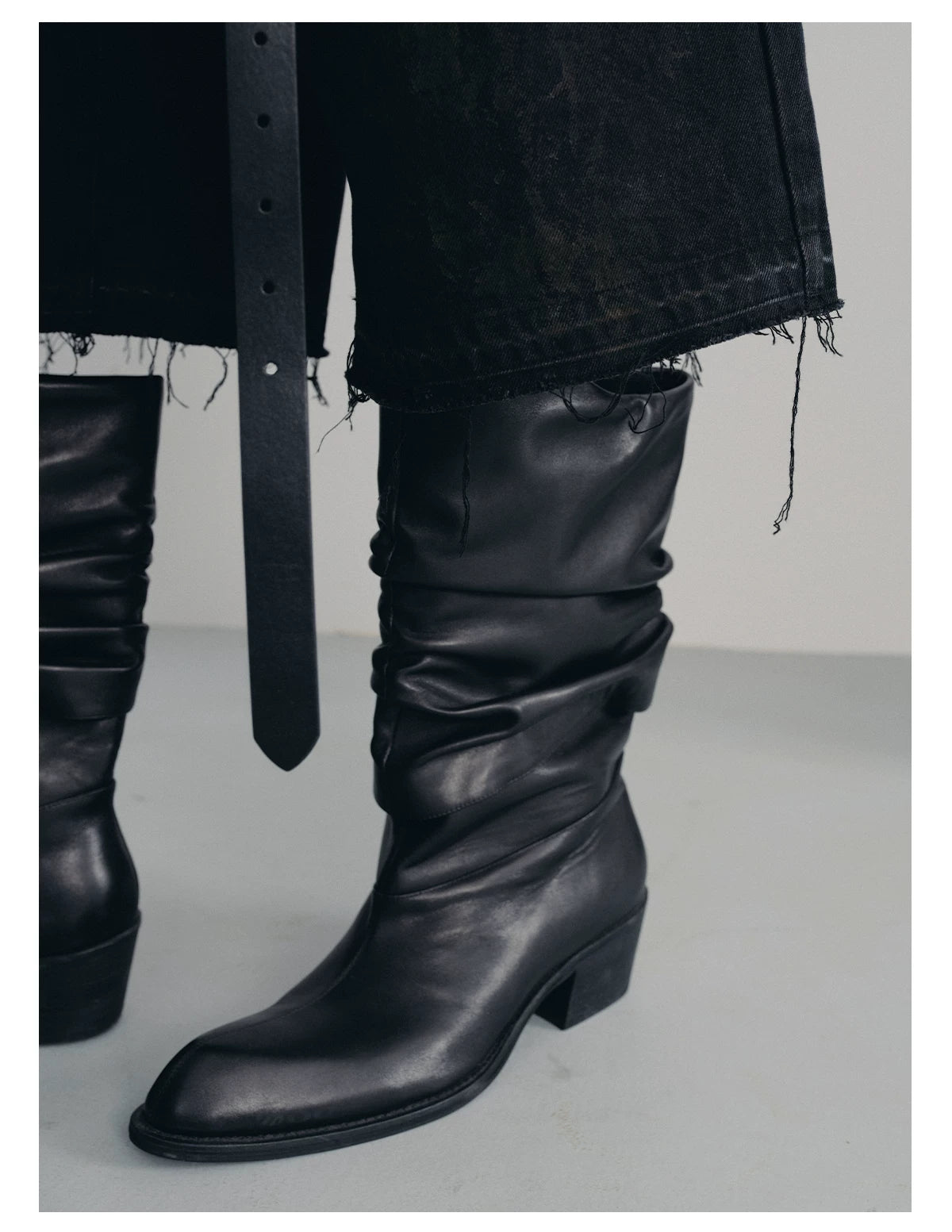BLACK MUD-DYED DISTRESSED JEANS