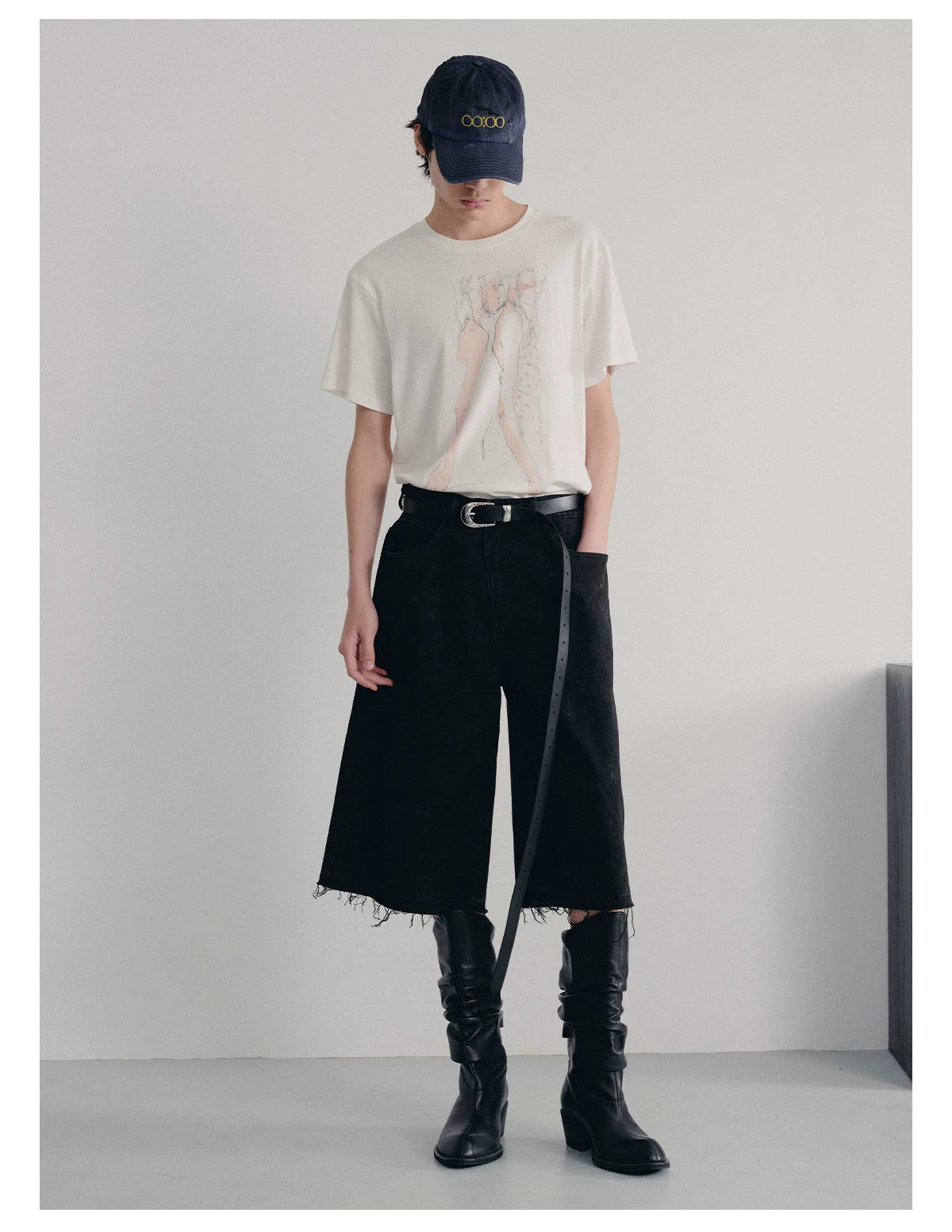 BLACK MUD-DYED DISTRESSED JEANS