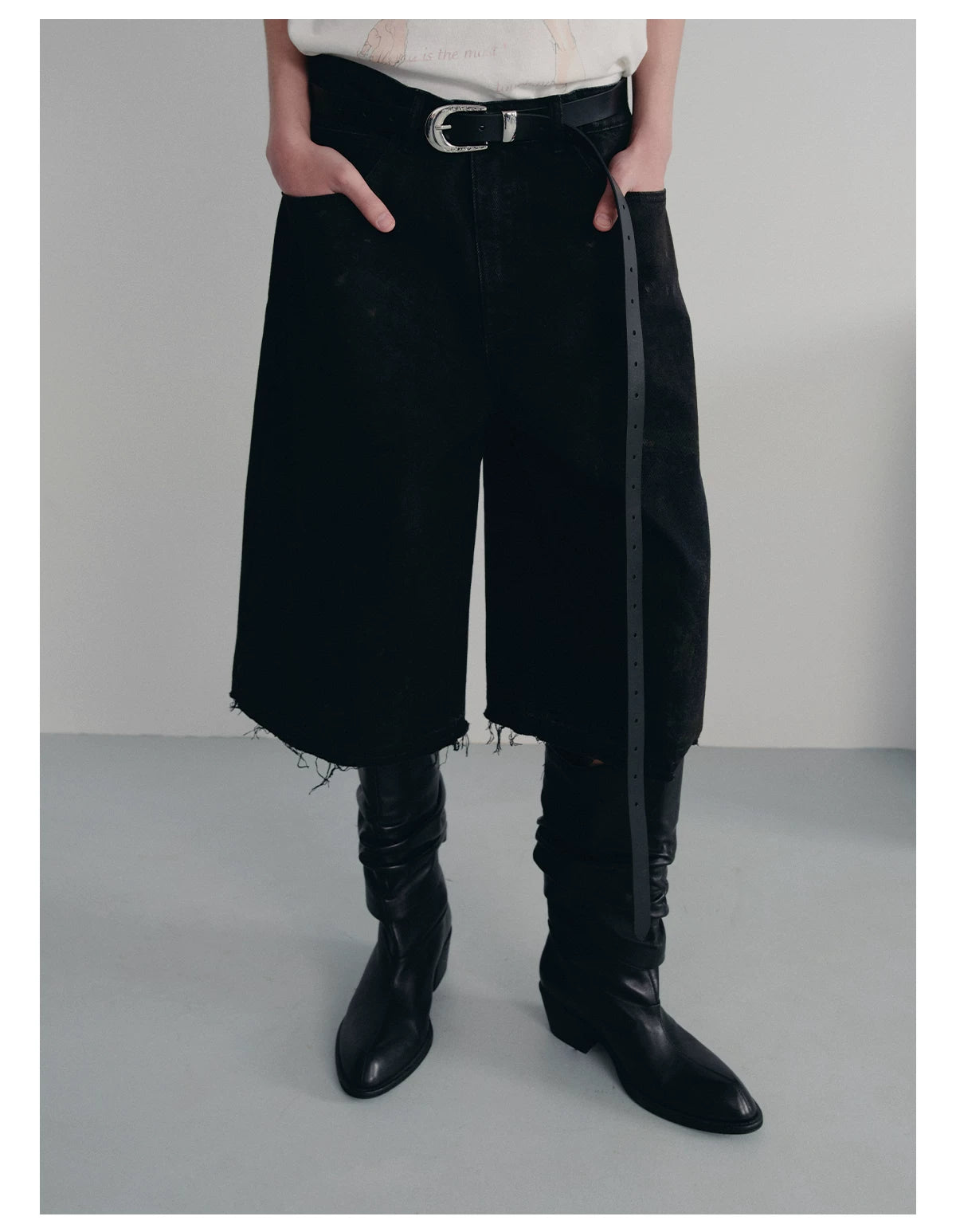 BLACK MUD-DYED DISTRESSED JEANS