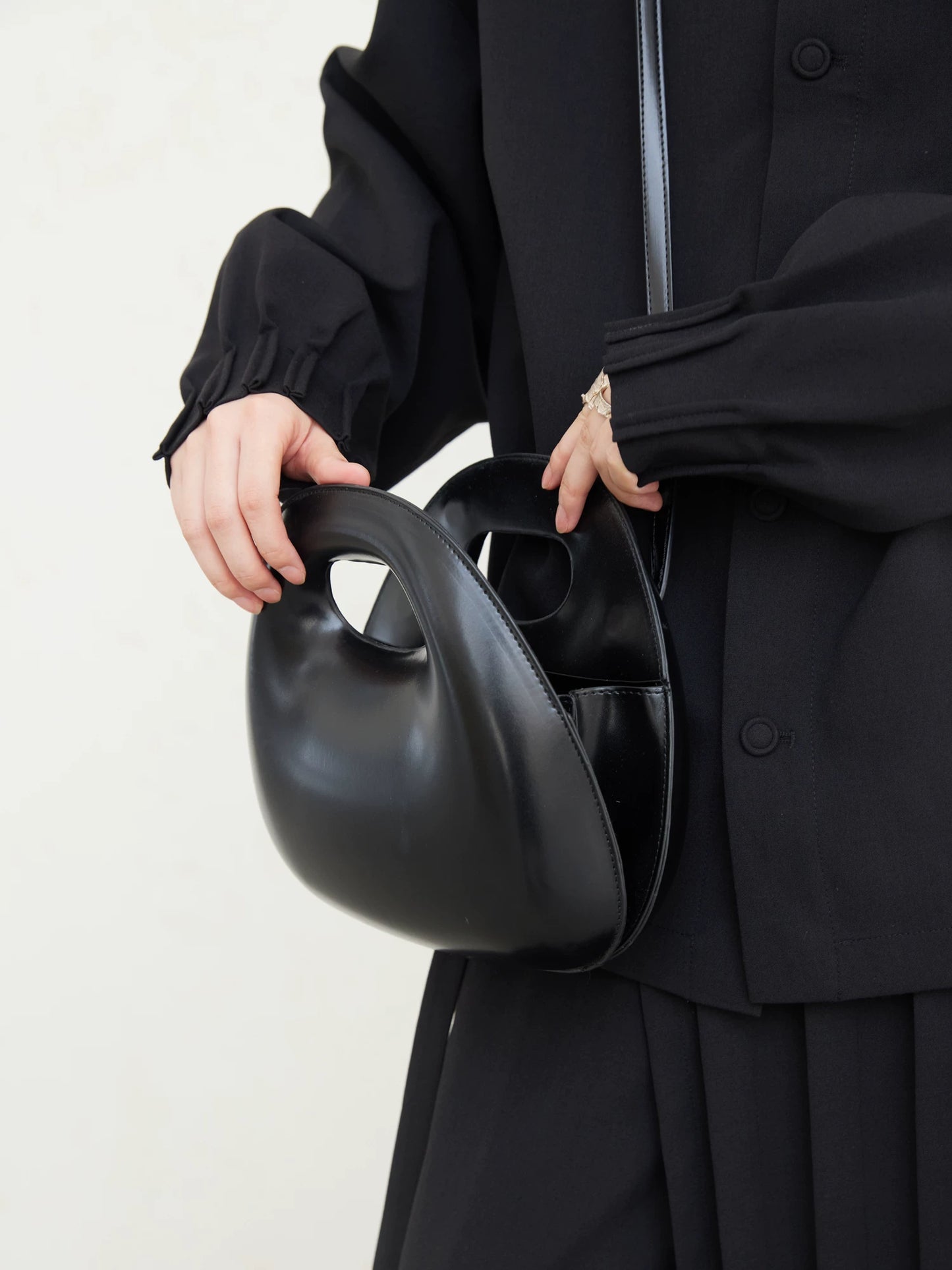 3D EGG-SHAPED CROSSBODY BAG