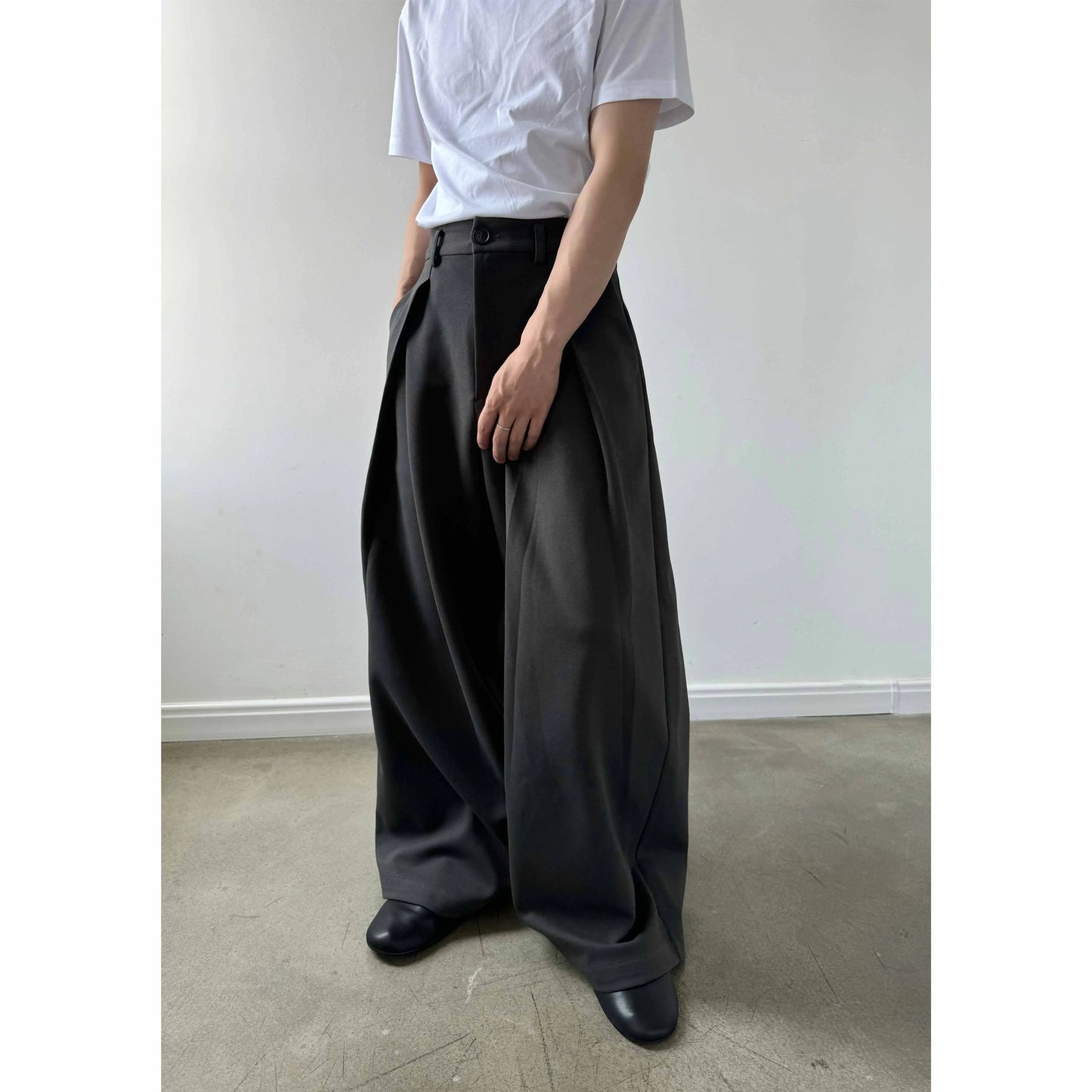 STEREOSCOPIC PLEATED TROUSERS