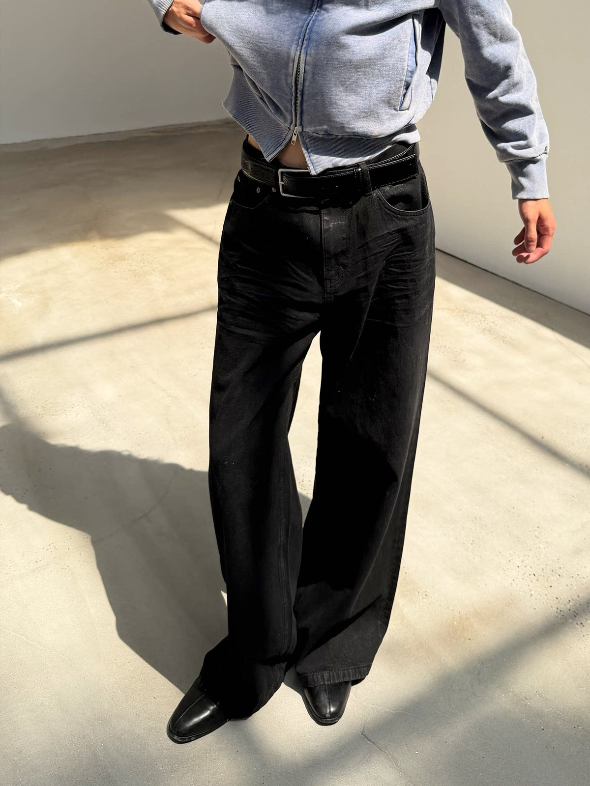 CREASED WAXED BLACK JEANS
