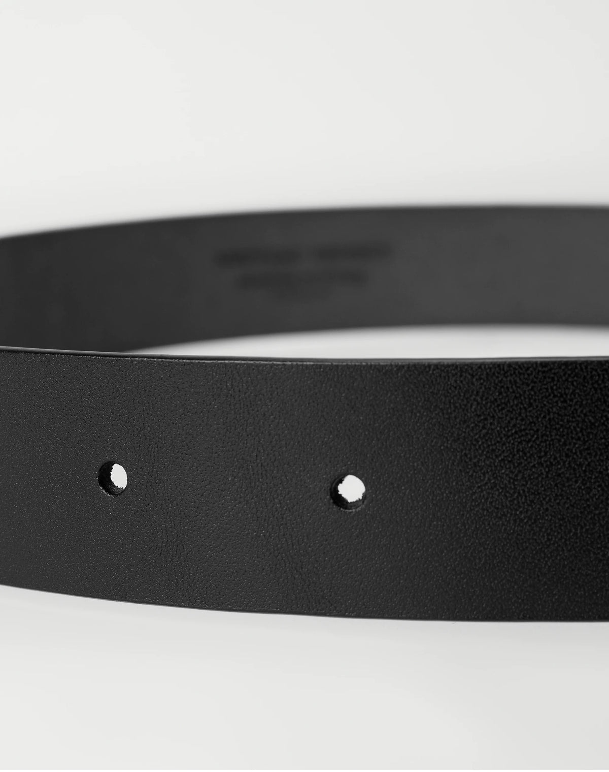 EMIL BELT レザーとホールのディテール