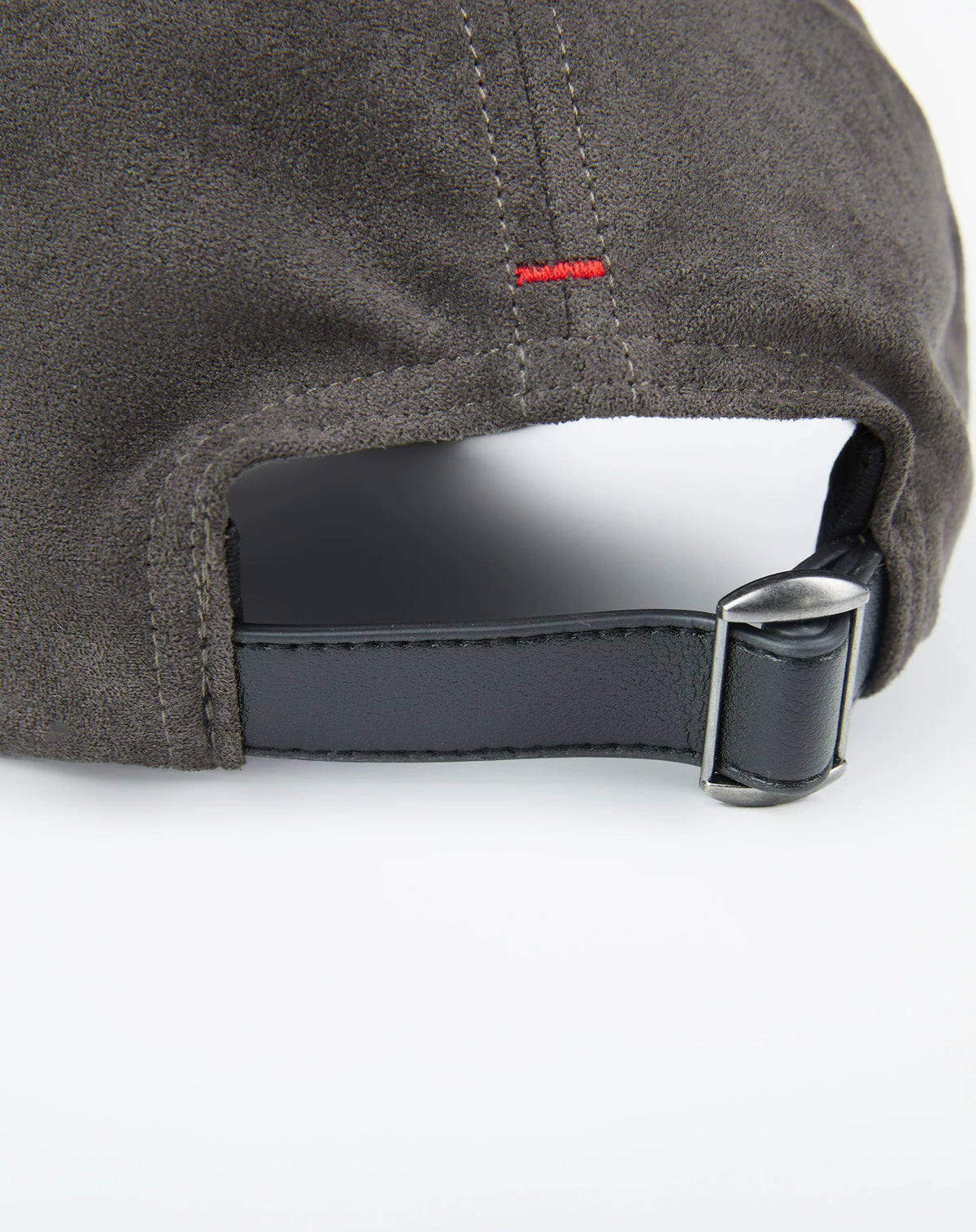 SUEDE NAP CAP バックルのディテール